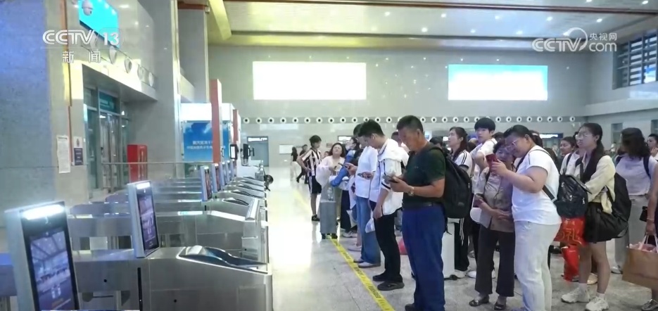 各地“以雨为令”全力以赴应对强降雨天气 保通保畅工作加紧进行 各地“以雨为令”全力以赴应对强降雨天气 保通保畅工作加紧进行