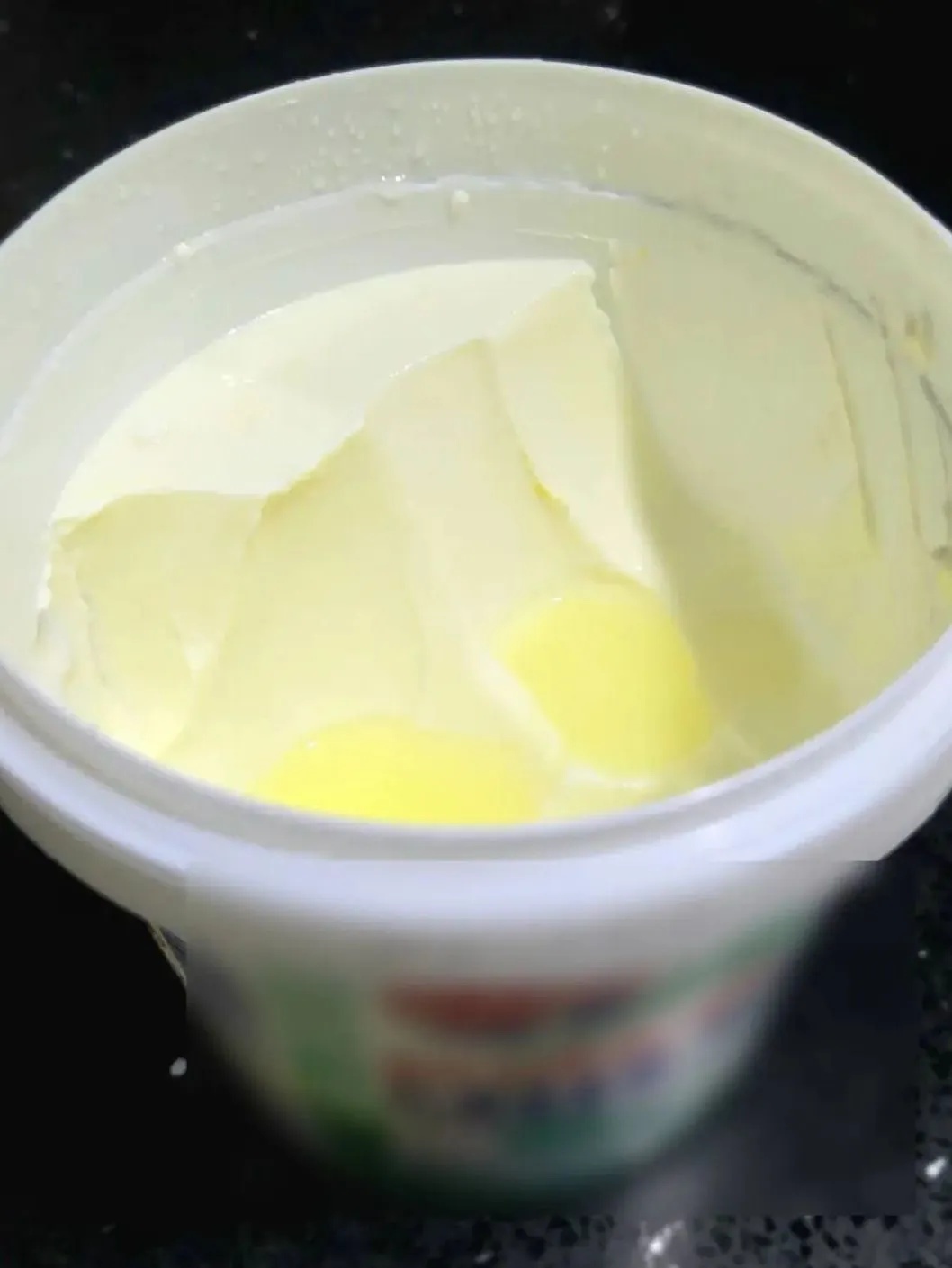 酸奶开封后冒出一层"黄水"!还能喝吗?很多人都搞错了! 酸奶开封后冒出一层"黄水"!还能喝吗?很多人都搞错了!