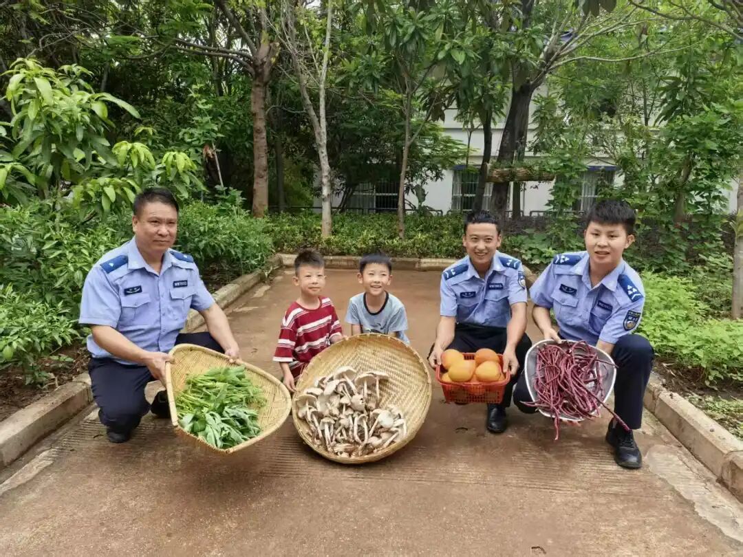 两名小朋友向派出所发来了“挖鸡枞申请书” …… 两名小朋友向派出所发来了“挖鸡枞申请书” ……