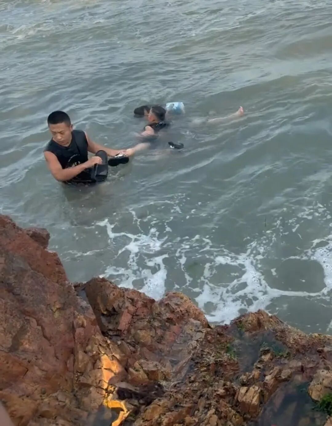 父亲上月刚救下一个小伙,儿子本月又救下一对母子! 父亲上月刚救下一个小伙,儿子本月又救下一对母子!