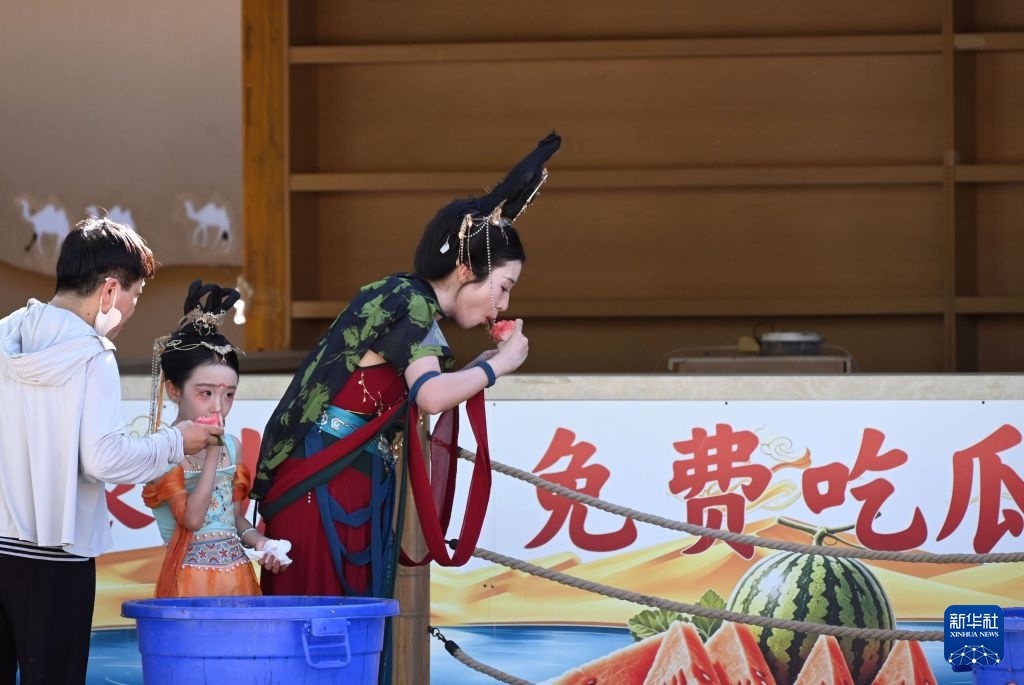 甘肃敦煌:来大漠免费吃瓜 甘肃敦煌:来大漠免费吃瓜