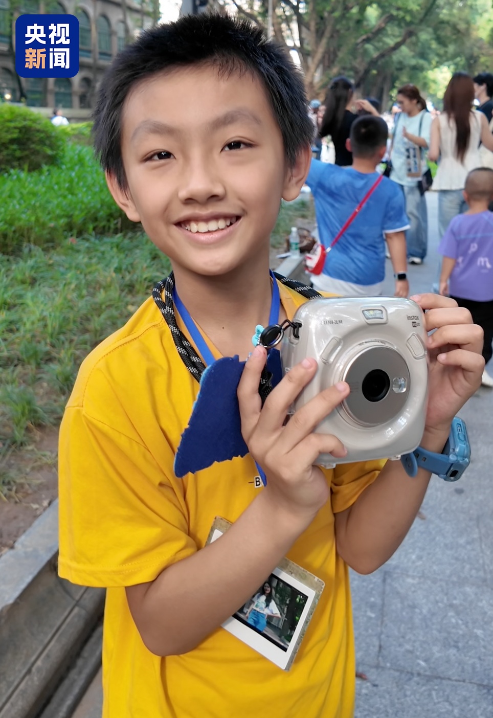 “小孩哥”暑假为游客拍照:会“搭讪”、懂需求、能出片 “小孩哥”暑假为游客拍照:会“搭讪”、懂需求、能出片