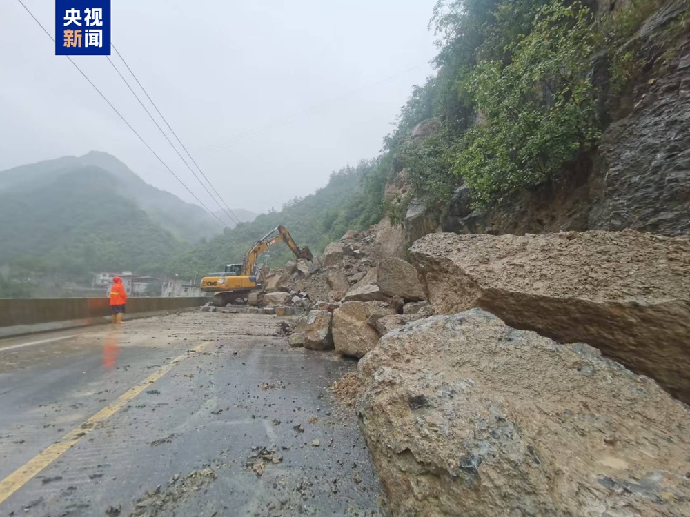 湖北保康S468省道发生多处塌方 道路交通中断 湖北保康S468省道发生多处塌方 道路交通中断