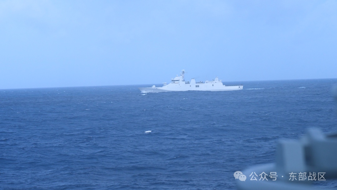 中国海军红河舰与印尼海军“莱”号护卫舰位台岛以东海域圆满完成通航演练 中国海军红河舰与印尼海军“莱”号护卫舰位台岛以东海域圆满完成通航演练