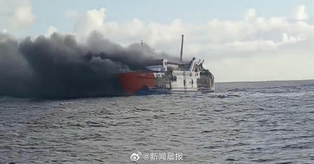 印尼龙目海峡一船只起火,114人全部安全撤离 印尼龙目海峡一船只起火,114人全部安全撤离