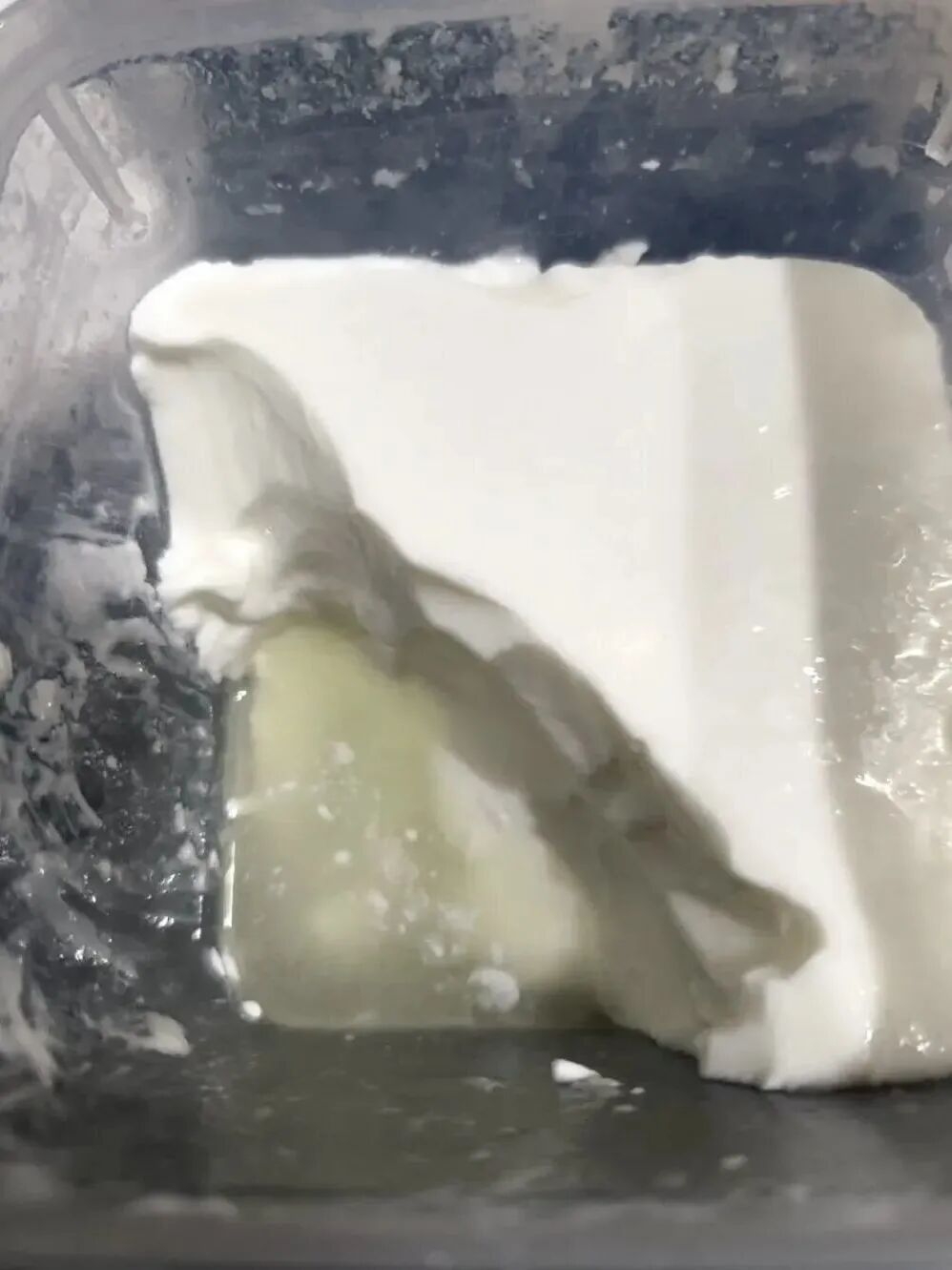 酸奶开封后冒出一层"黄水",还能喝吗?什么时候要谨慎或丢弃→ 酸奶开封后冒出一层"黄水",还能喝吗?什么时候要谨慎或丢弃→