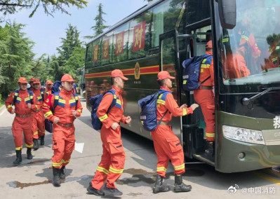 应对台风“白海豚”,北京消防救援机动支队护送67名群众转移 应对台风“白海豚”,北京消防救援机动支队护送67名群众转移