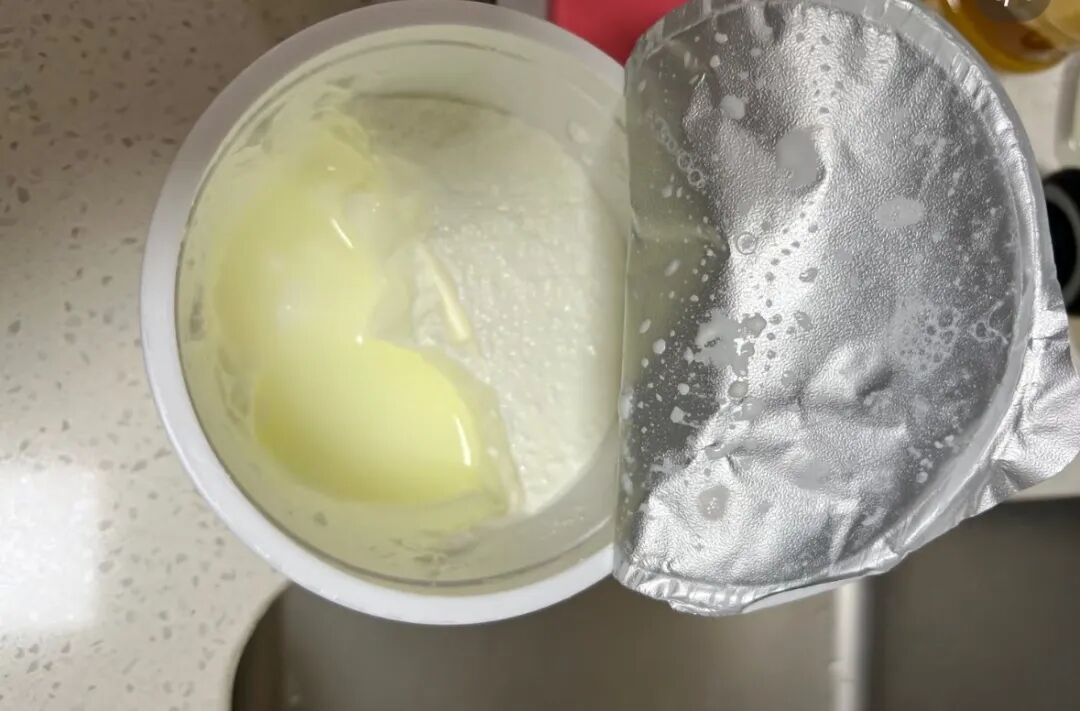 酸奶开封后冒出一层"黄水"!还能喝吗?很多人都搞错了! 酸奶开封后冒出一层"黄水"!还能喝吗?很多人都搞错了!