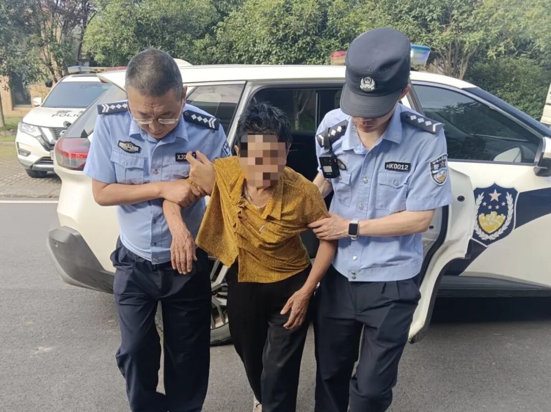 “婆婆，先喝点水！”七旬老人走失一天两夜，民警翻越石墩背回