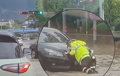 台风过后,浙江温州路面残留大量积水,一交警踏入没过半腰的积水中,徒手推轿车 台风过后,浙江温州路面残留大量积水,一交警踏入没过半腰的积水中,徒手推轿车