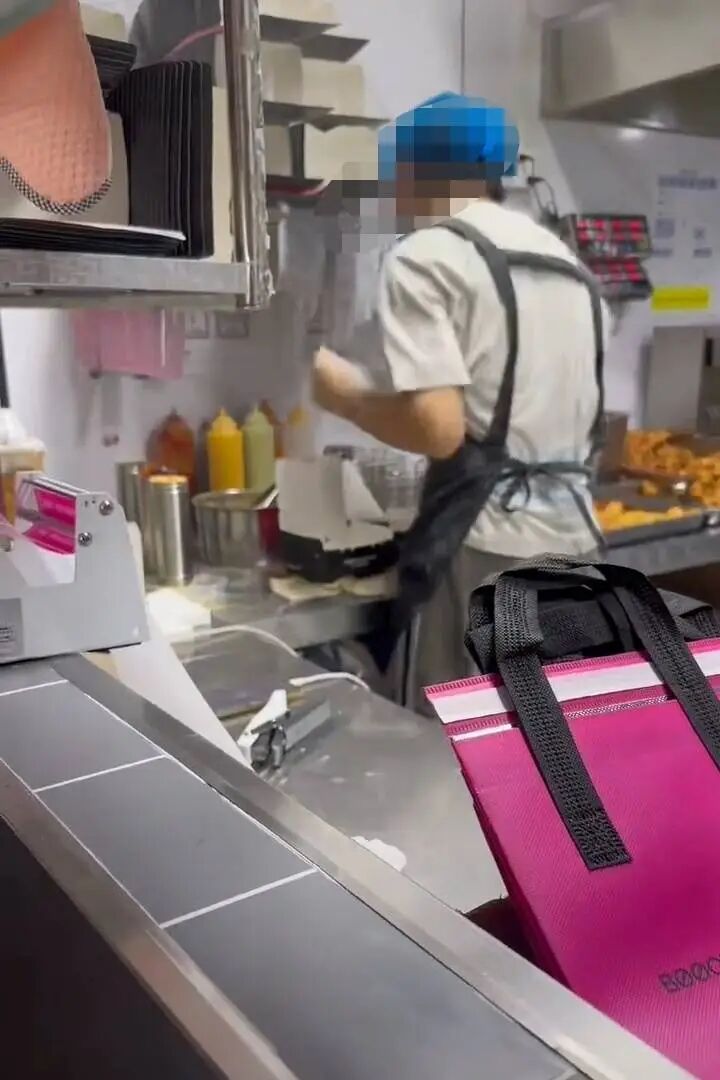 深圳一炸鸡店店员因订单过多,崩溃痛哭至倒地抽搐,网友:“打工人狠狠共情” 深圳一炸鸡店店员因订单过多,崩溃痛哭至倒地抽搐,网友:“打工人狠狠共情”
