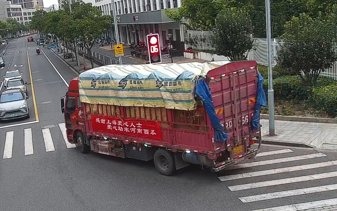 暖哭了！一车爱心西瓜误闯上海禁行区，交警这番操作让人破防