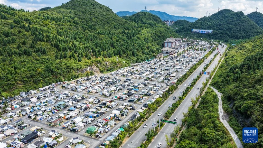乌蒙山深处房车云集 乌蒙山深处房车云集
