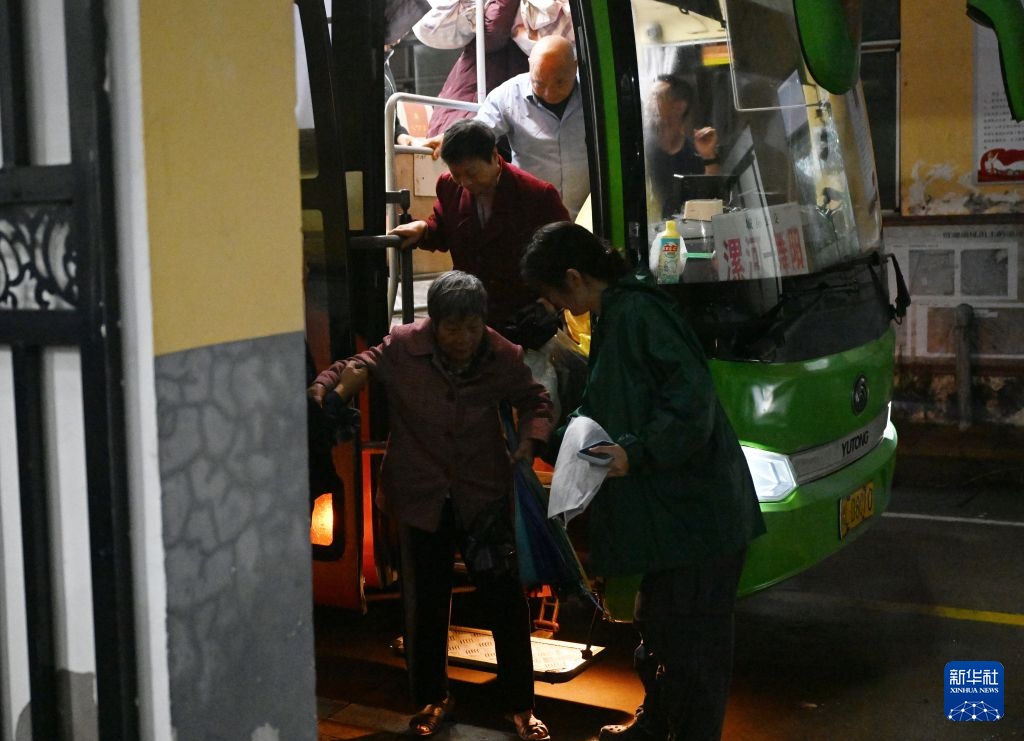 滞洪区的雨夜守护