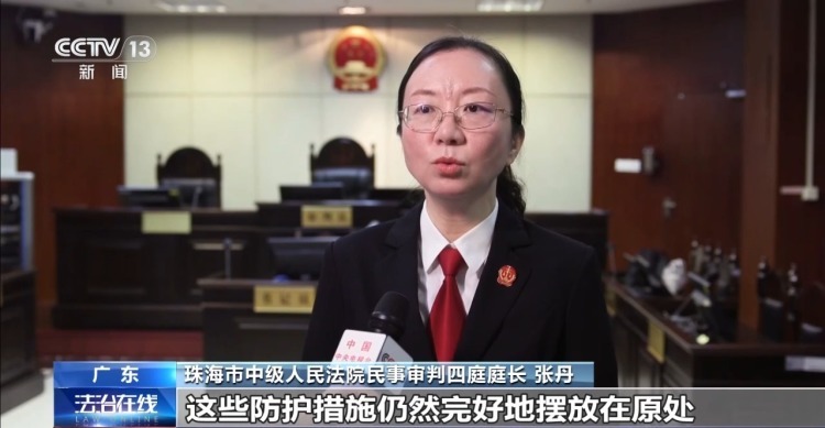 老人小区内遛弯被大王椰叶片砸成十级伤残 物业要担责吗？