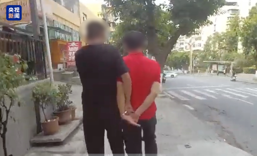 “找你25年了！别动！”