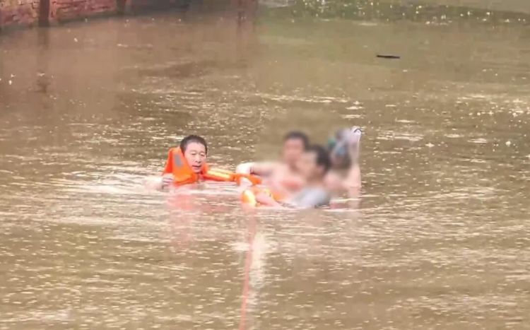 “我来了，肯定要把你们救出来！”派出所所长4次蹚水救出一家三口