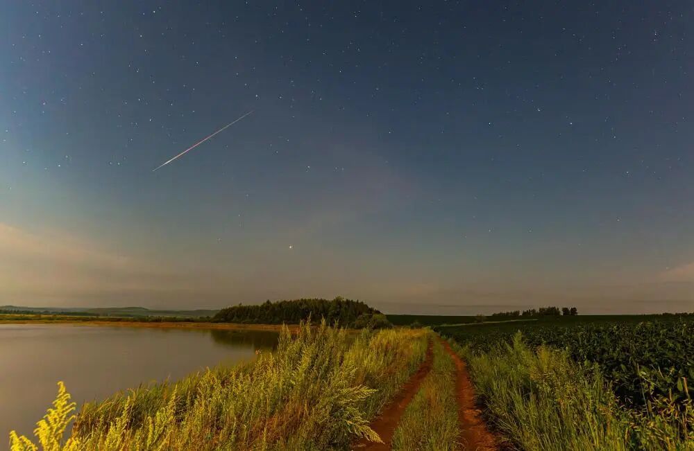 一大波流星正在接近!准备好许什么愿望了吗? 一大波流星正在接近!准备好许什么愿望了吗?