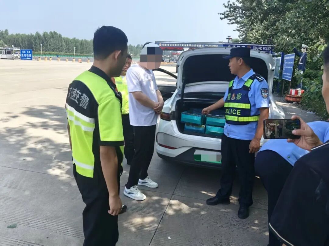 他们在高速检查站扔“垃圾”，这个行为太反常！