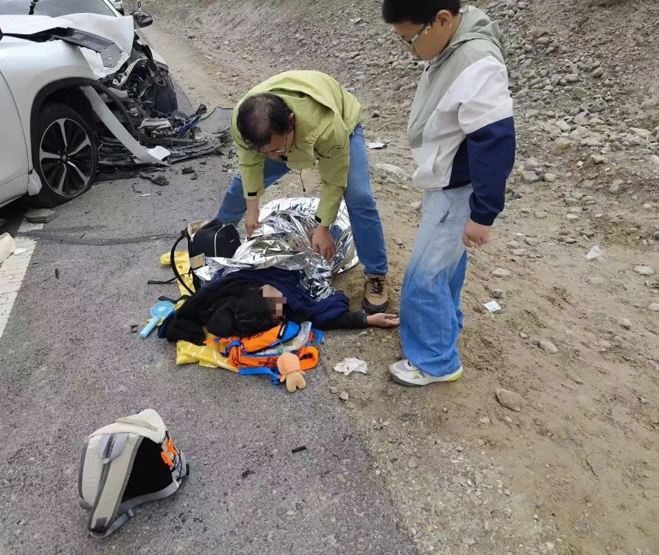 “下车！救人！”休假旅行途中偶遇车祸现场，长沙骨科医生一家四口硬核出手