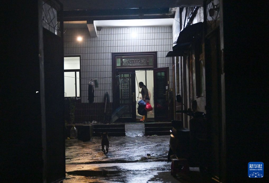 滞洪区的雨夜守护