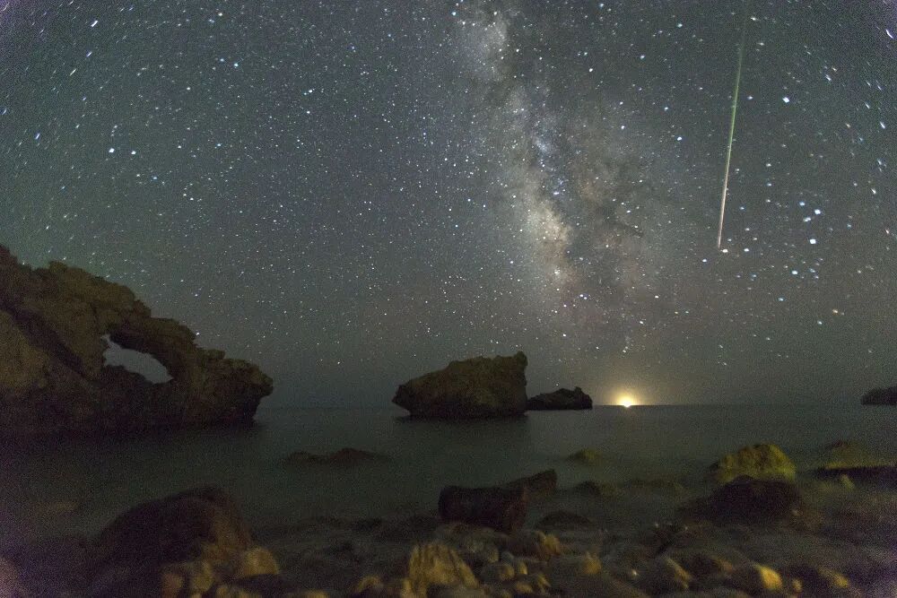 一大波流星正在接近!准备好许什么愿望了吗? 一大波流星正在接近!准备好许什么愿望了吗?