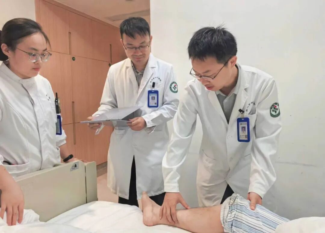 22岁大学生每天在家刷手机被确诊！整条腿胀得像象腿 医生：严重可危及生命