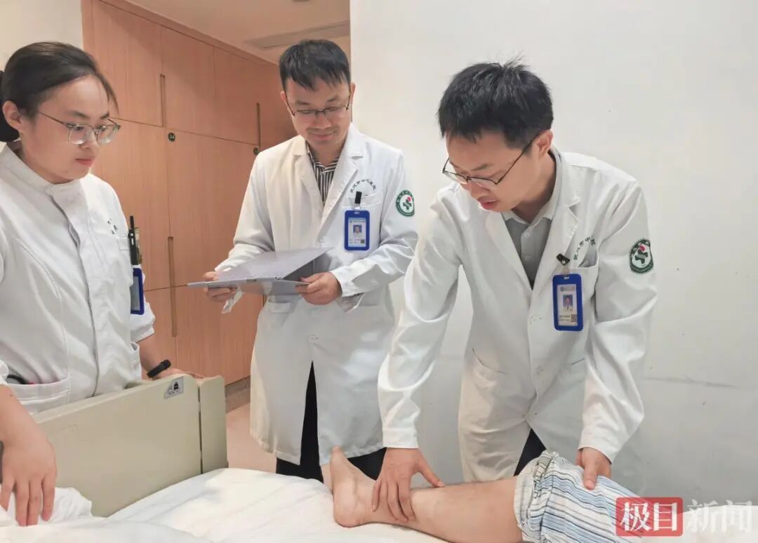 22岁大学生崩溃：在家刷手机，竟把自己刷进医院！医生提醒：或危及生命