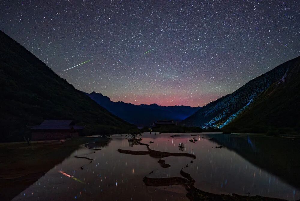 一大波流星正在接近!准备好许什么愿望了吗? 一大波流星正在接近!准备好许什么愿望了吗?