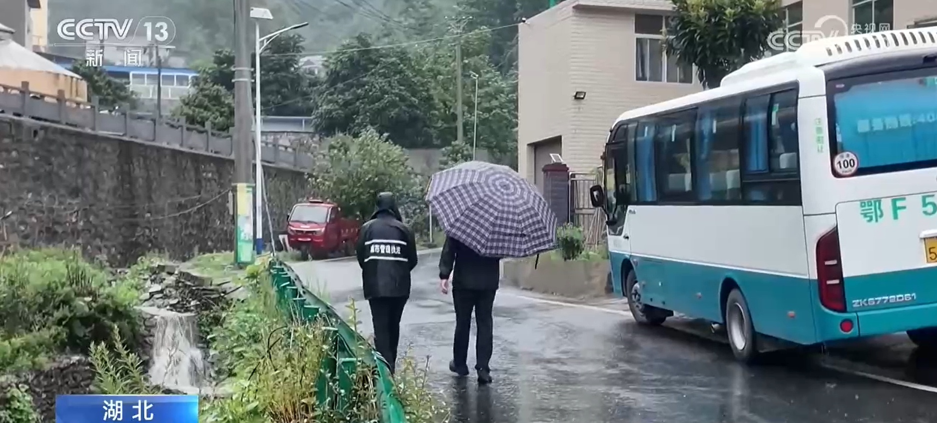 湖北多地遭遇持续强降雨 基层党员干部彻夜值守 迅速组织群众转移避险