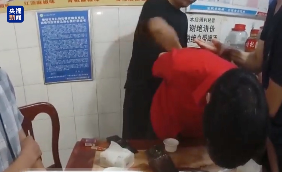 “找你25年了！别动！”