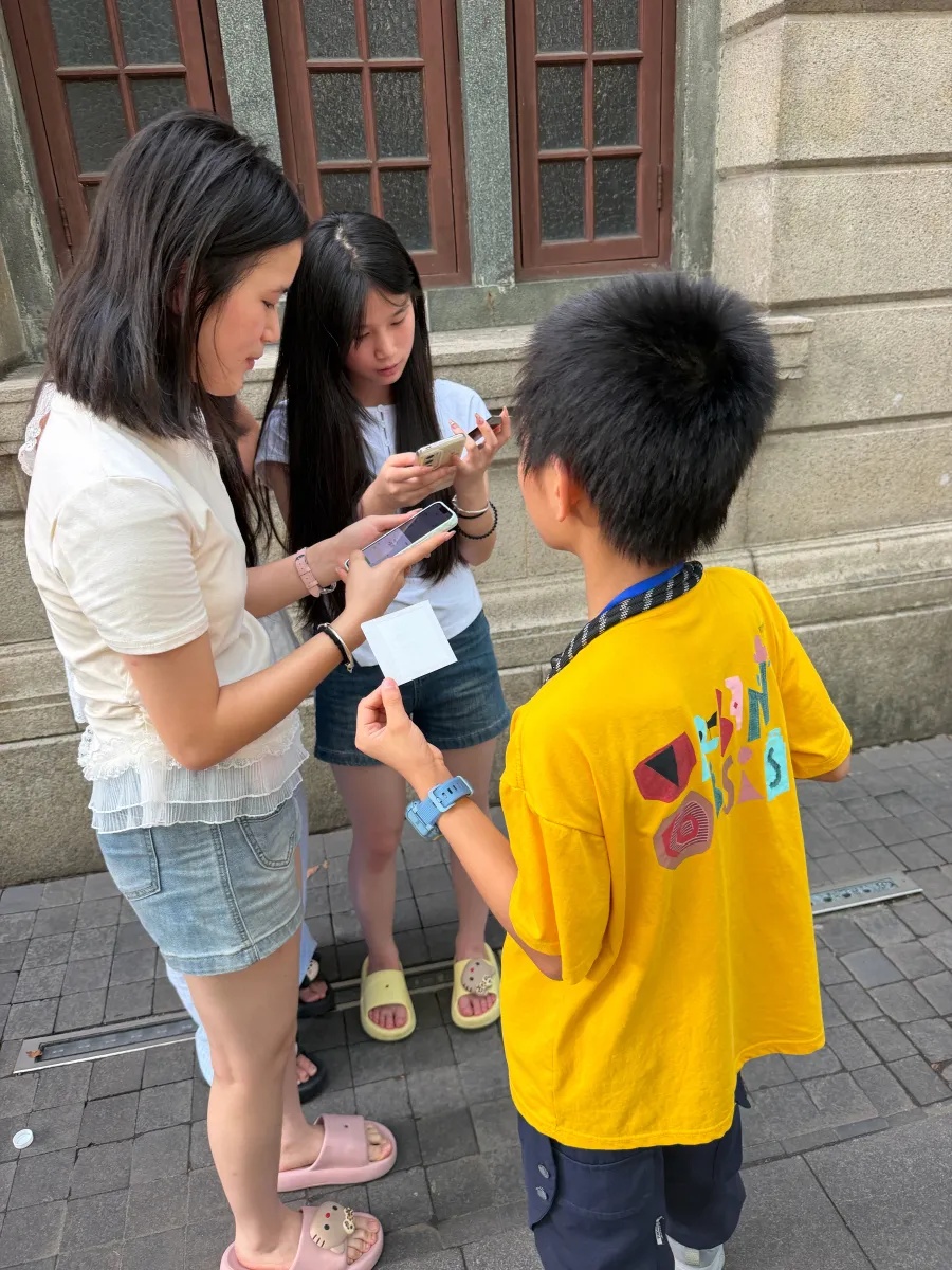 11岁“小孩哥”暑假为游客拍照，专业、耐心、情绪价值拉满，游客：很满意