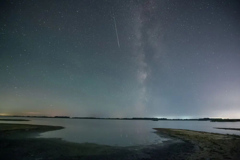 一大波流星正在接近!准备好许什么愿望了吗? 一大波流星正在接近!准备好许什么愿望了吗?