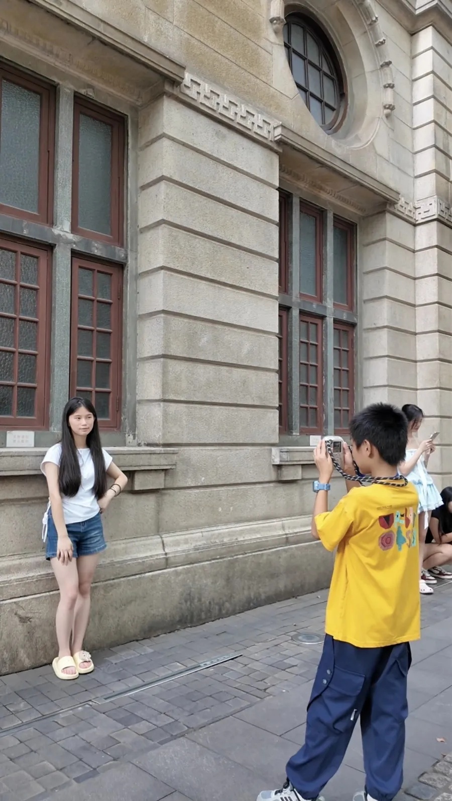 11岁“小孩哥”暑假为游客拍照，专业、耐心、情绪价值拉满，游客：很满意