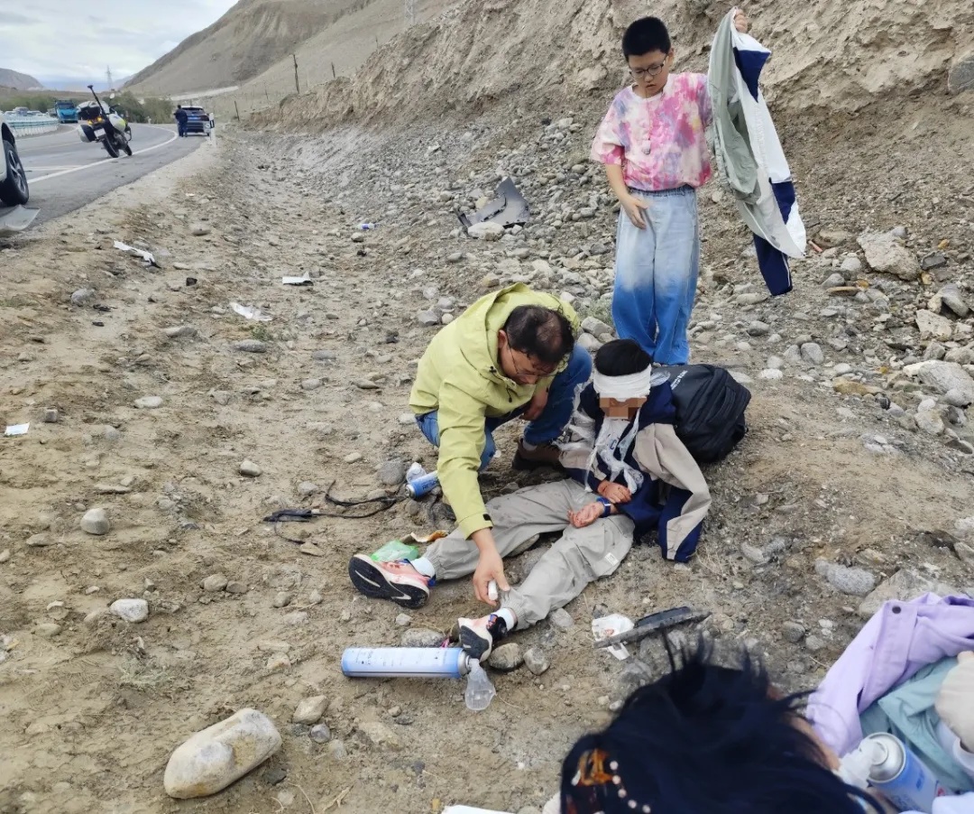“下车！救人！”休假旅行途中偶遇车祸现场，长沙骨科医生一家四口硬核出手