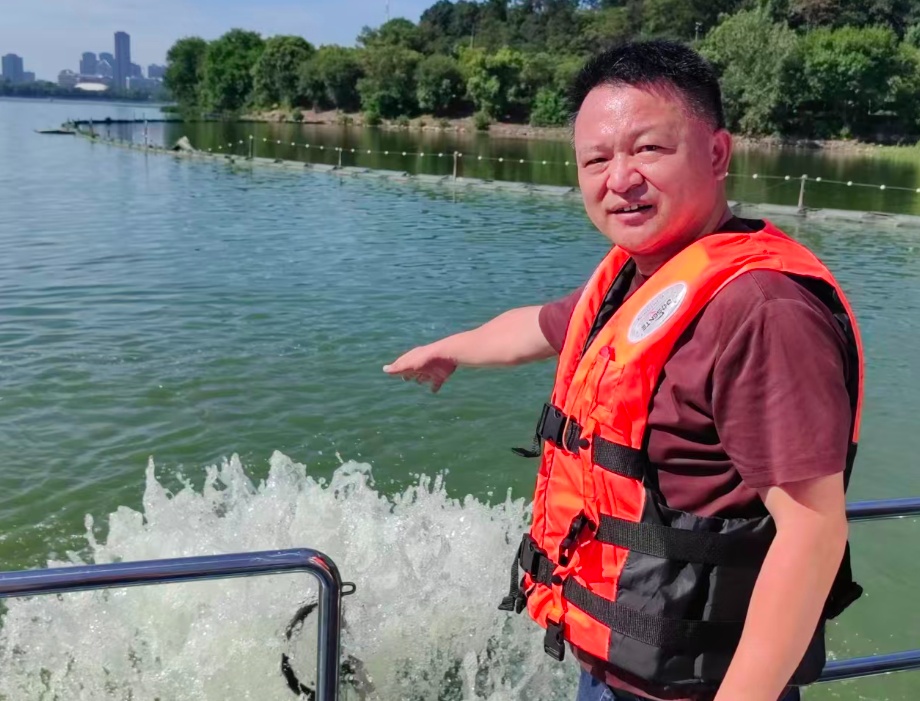 东湖出现“怪船”引发众人围观，官方回应