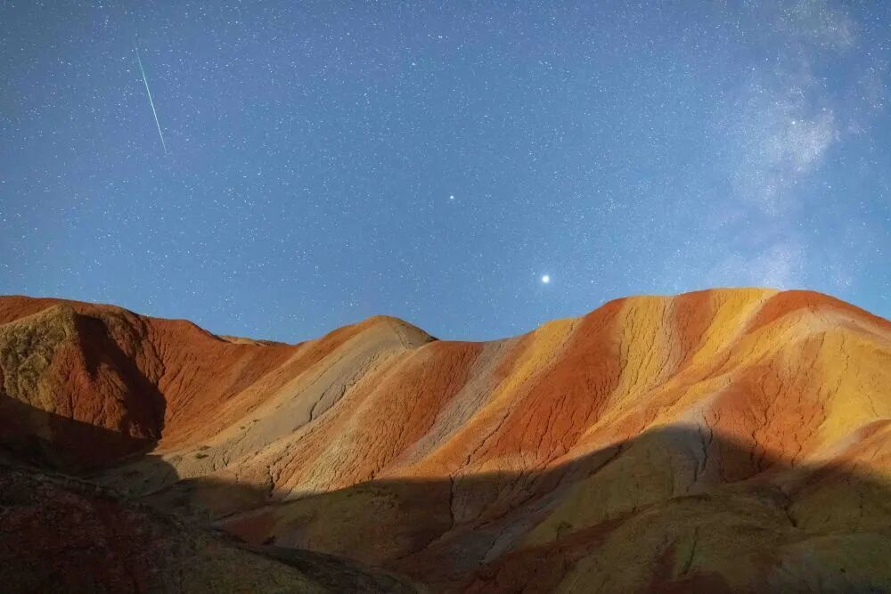 一大波流星正在接近!准备好许什么愿望了吗? 一大波流星正在接近!准备好许什么愿望了吗?