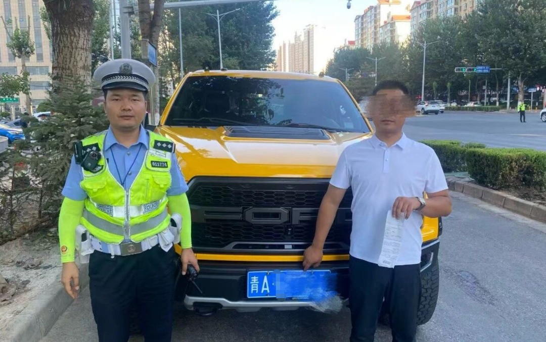 西宁街头一皮卡车货箱变身移动泳池，西宁交管迅速查处！