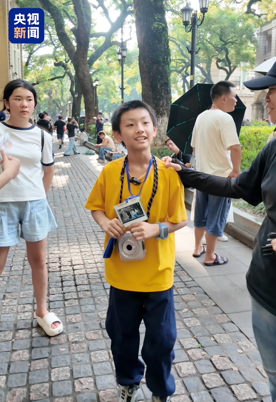11岁“小孩哥”在景区为游客拍照，月入1200元！“不用再问家里要钱了！”