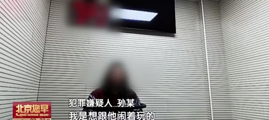 75岁独居老人买200克金条跟保姆炫耀，保姆将金条偷走，藏到前雇主家！