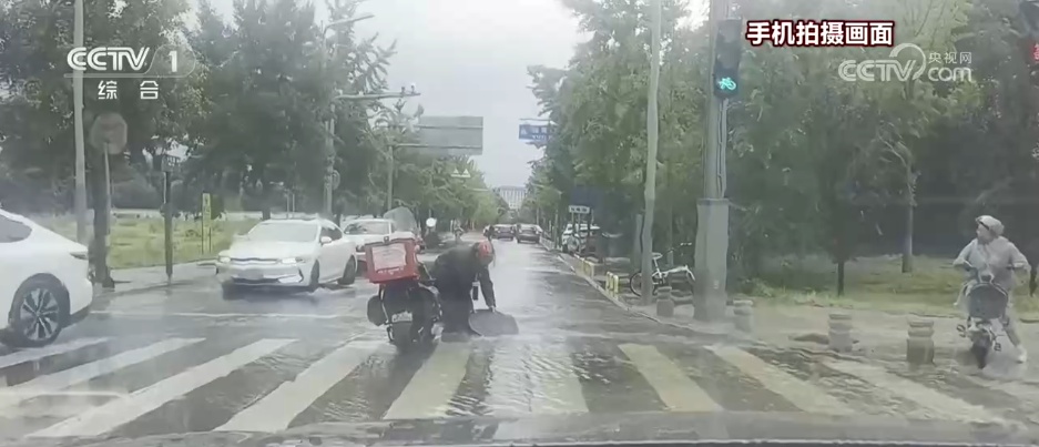 风雨中，这些普通人守护着人民生命财产安全