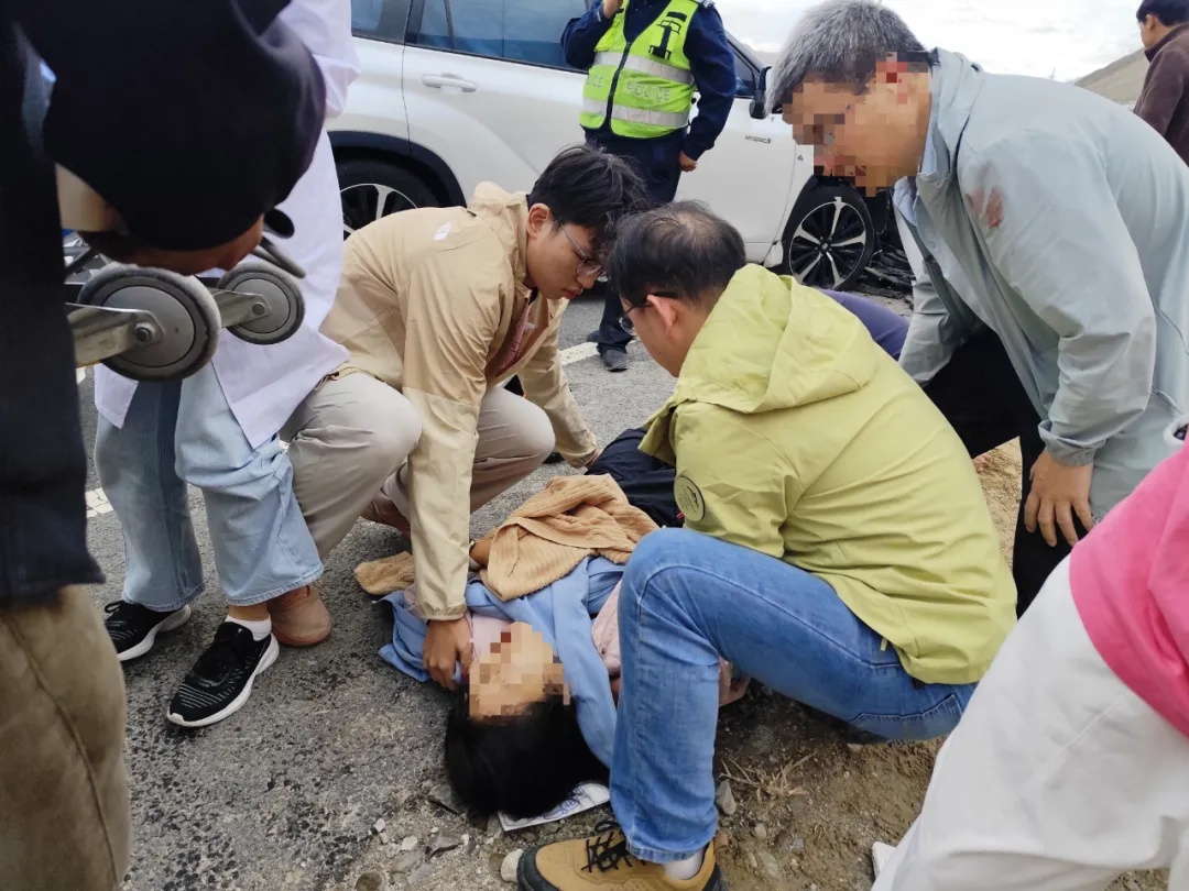 “下车！救人！”休假旅行途中偶遇车祸现场，长沙骨科医生一家四口硬核出手