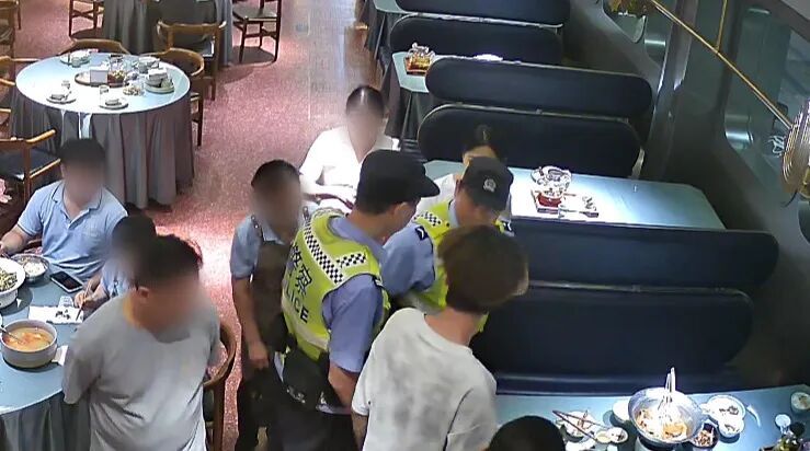 离谱！男子自带“活蟑螂”吃霸王餐碰瓷