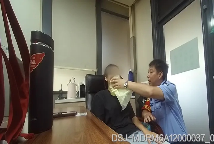 冲上热搜！多人突发倒地抽搐、手脚发麻，竟是这个原因！一个塑料袋就能急救