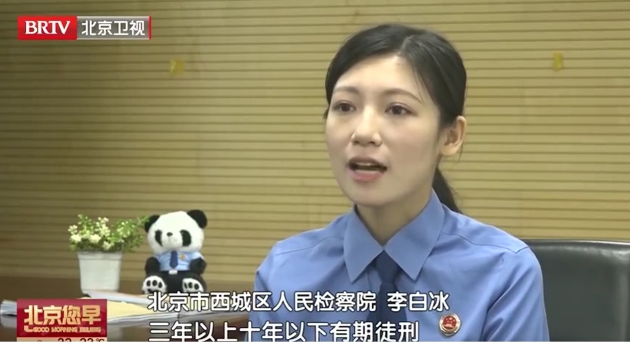 75岁独居老人买200克金条跟保姆炫耀，保姆将金条偷走，藏到前雇主家！