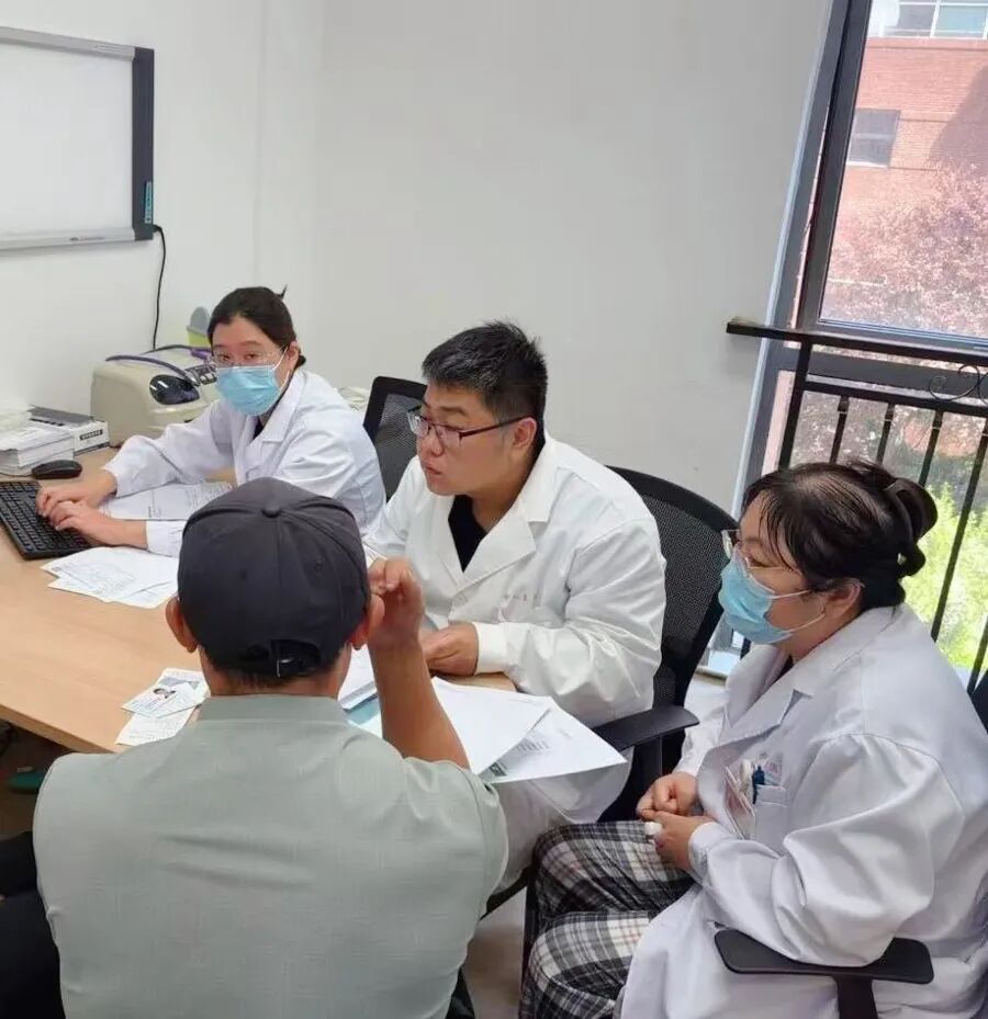 皮肤和眼白发黄，辗转多家医院，查了几年无果！58岁男子在上海儿童医院揪出家族病