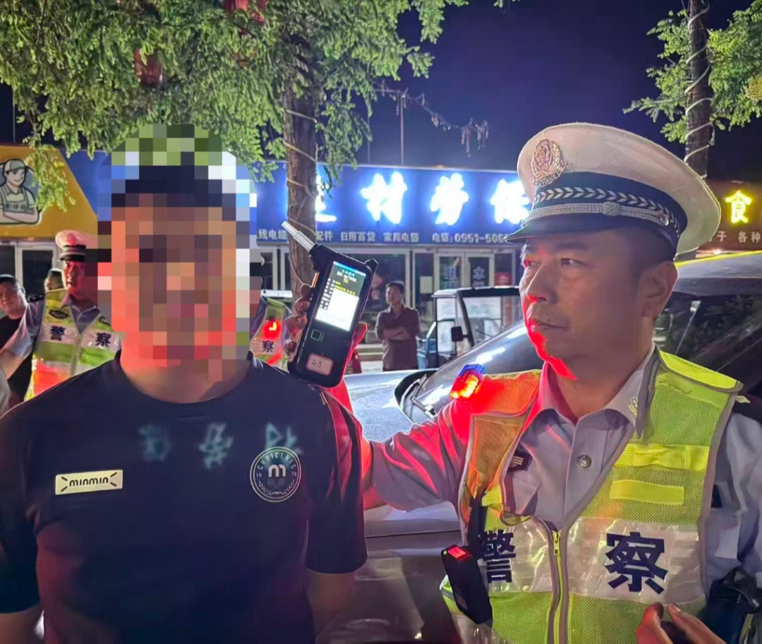 好巧!好友聚餐后双双酒驾,又在同一个路口双双被查…… 好巧!好友聚餐后双双酒驾,又在同一个路口双双被查……