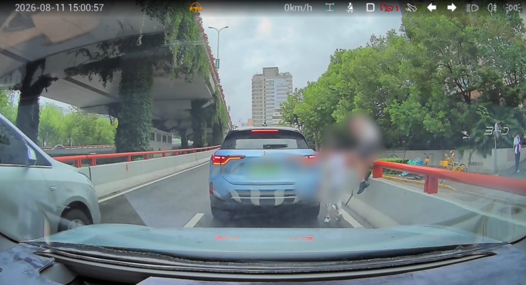 高架匝道突然停车,乘客“跨栏”上车险象环生!处罚来了,上海交警:罚款200元,记9分 高架匝道突然停车,乘客“跨栏”上车险象环生!处罚来了,上海交警:罚款200元,记9分
