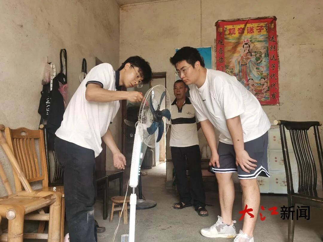 “我们在江西,为大爷大妈免费修电器” “我们在江西,为大爷大妈免费修电器”