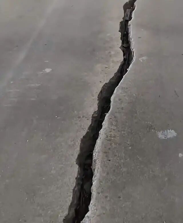 江苏连云港一乡村水泥路现长裂缝引担忧,村委会回应:或因路面下沉导致,会尽快维修 江苏连云港一乡村水泥路现长裂缝引担忧,村委会回应:或因路面下沉导致,会尽快维修
